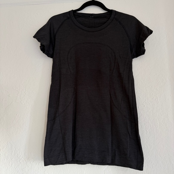 Lululemon Swiftly Tech Short-Sleeve Shirt in Black. Size 10 - Picture 3 of 5